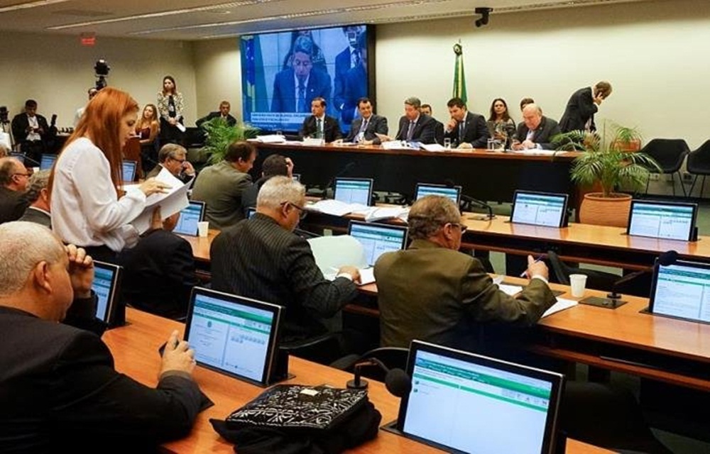 Ir para  <p>A Comiss&atilde;o Mista de Planos, Or&ccedil;amentos P&uacute;blicos e Fiscaliza&ccedil;&atilde;o (CMO) do Senado aprovou na noite de quarta-feira o texto-base do Or&ccedil;amento da Uni&atilde;o para 2017,...